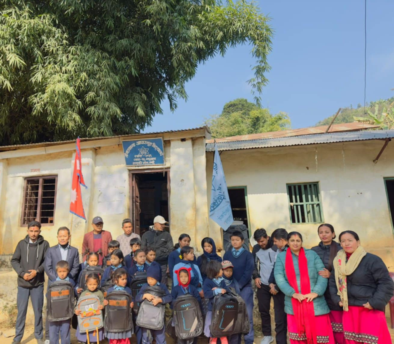 पन्थको पहलमा २० थान विद्यालय झोला वितरण