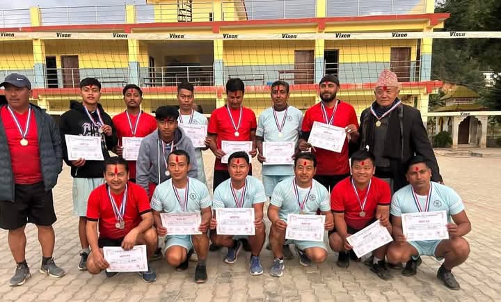 शिक्षकहरू बिच भएको भलिबल प्रतियोगितामा सिद्धबेनी मावि प्रथम