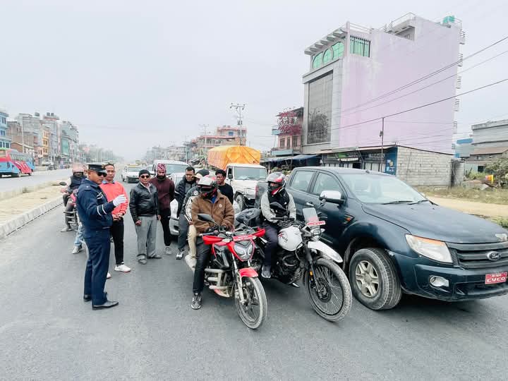 सडक दुर्घटना बढेपछि तनहुँ ट्राफिककाे सक्रियता बढ्यो , ठाउँ ठाउँमा सडक सुरक्षा सचेतना !