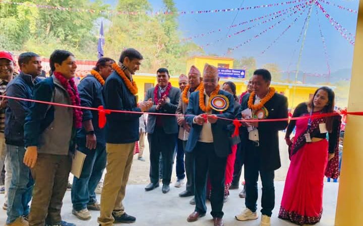 तनहुँ जलविद्युत आयोजनाले निर्माण गरेको पराशर माध्यमिक विद्यालय भवन हस्तान्तरण