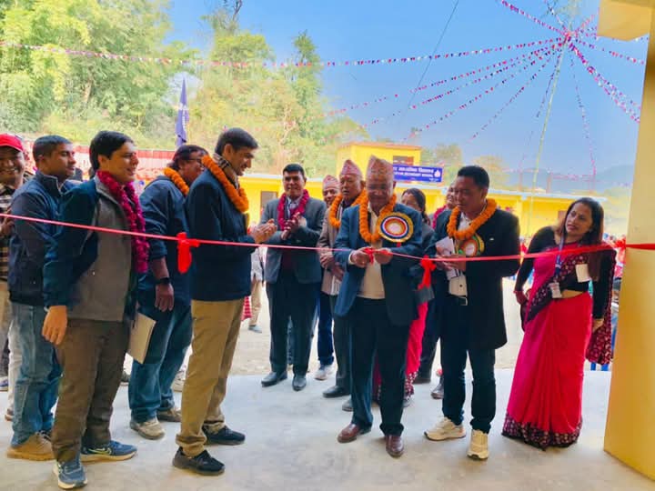 तनहुँ जलविद्युत आयोजनाले निर्माण गरेको पराशर माध्यमिक विद्यालय भवन हस्तान्तरण