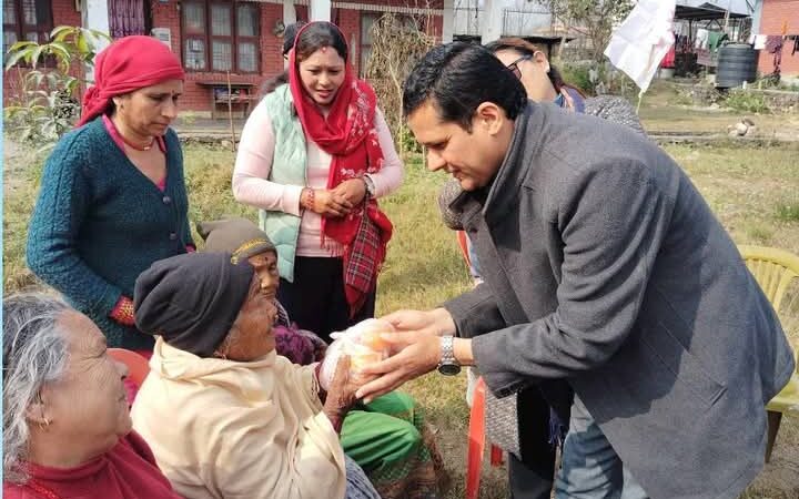 एमाले शुक्लागण्डकी नगर कमिटी द्वारा जेष्ठ नागरिकलाइ न्यानो कपडा तथा फलफूल वितरण