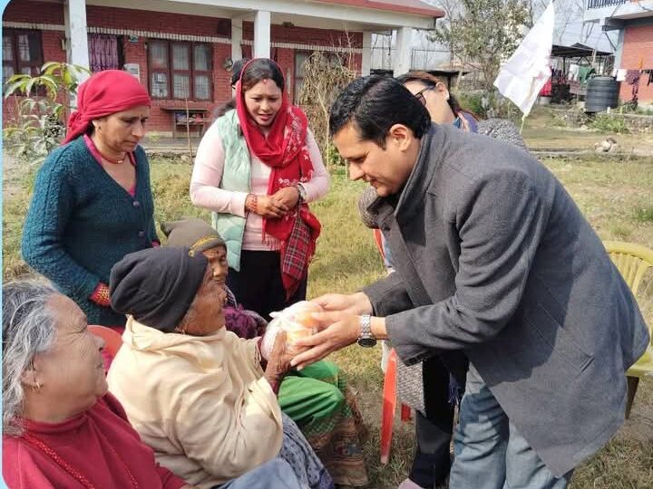 एमाले शुक्लागण्डकी नगर कमिटी द्वारा जेष्ठ नागरिकलाइ न्यानो कपडा तथा फलफूल वितरण