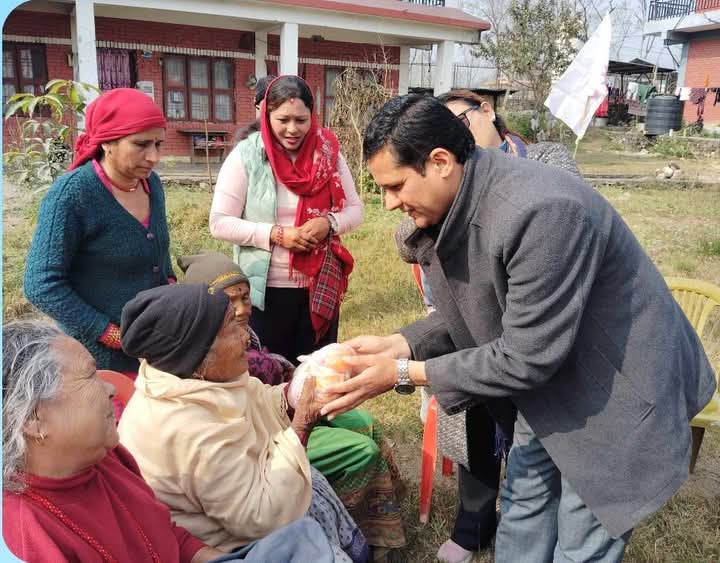 एमाले शुक्लागण्डकी नगर कमिटी द्वारा जेष्ठ नागरिकलाइ न्यानो कपडा तथा फलफूल वितरण
