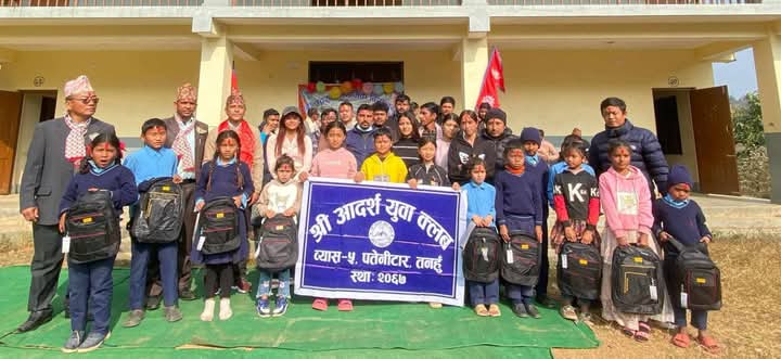आदर्श युवा क्लब द्वारा उदय मा. बि. मा अध्यनरत बिद्यार्थीहरूलाइ शैक्षिक सामाग्री वितरण