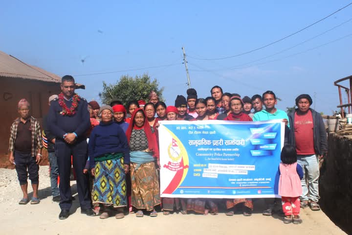 वन डढेलो नियन्त्रण सम्बन्धी सचेतना जगाउदै प्रहरी नायब निरीक्षक उदय पाैडेल
