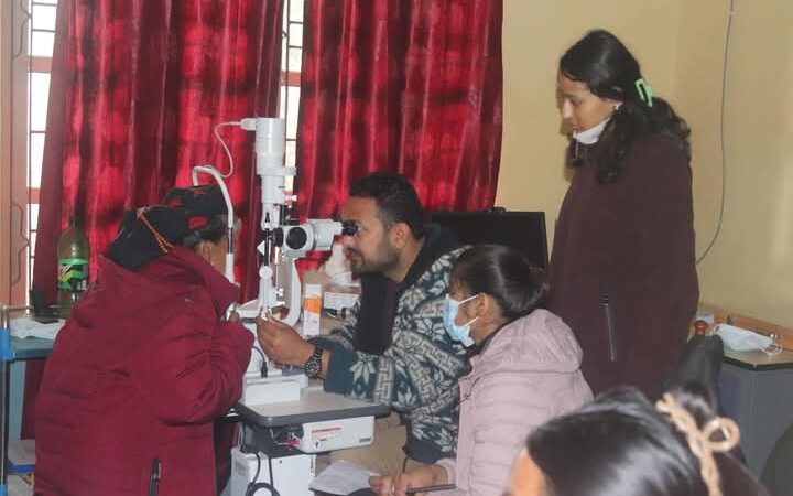 भानुमा भएको निशुल्क स्वास्थ्य शिबिरमा आठ सयले सेवा लिए !