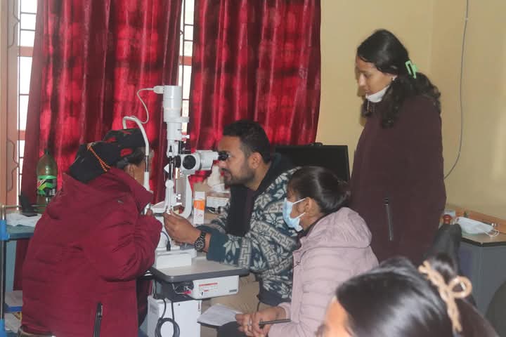 भानुमा भएको निशुल्क स्वास्थ्य शिबिरमा आठ सयले सेवा लिए !