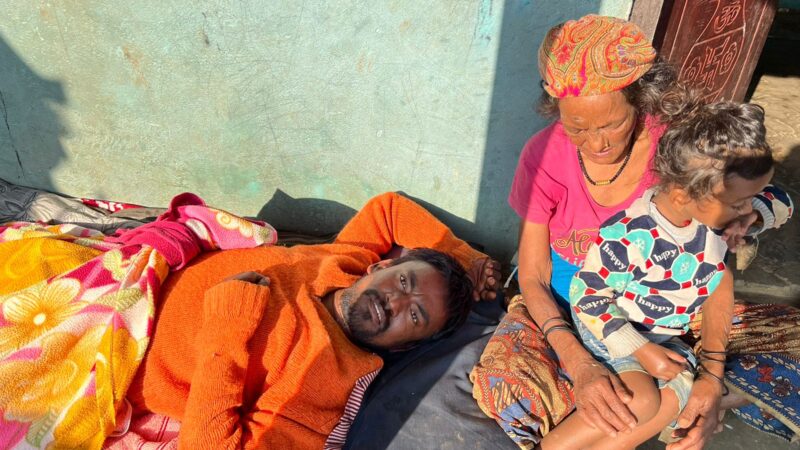 म्याग्देका बसन्त १ वर्षदेखि ओछ्यानमा थला , ७० वर्षकी आमाले हेरचाह गर्दै
