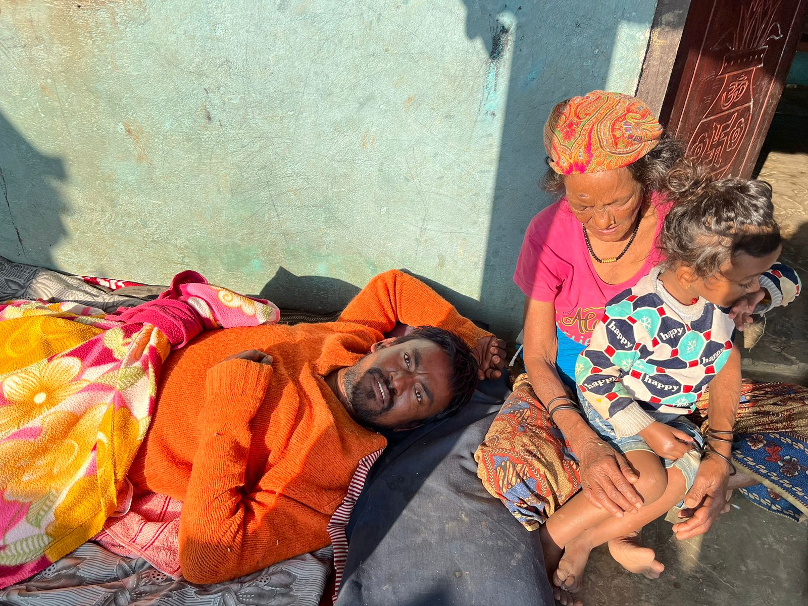 म्याग्देका बसन्त १ वर्षदेखि ओछ्यानमा थला , ७० वर्षकी आमाले हेरचाह गर्दै