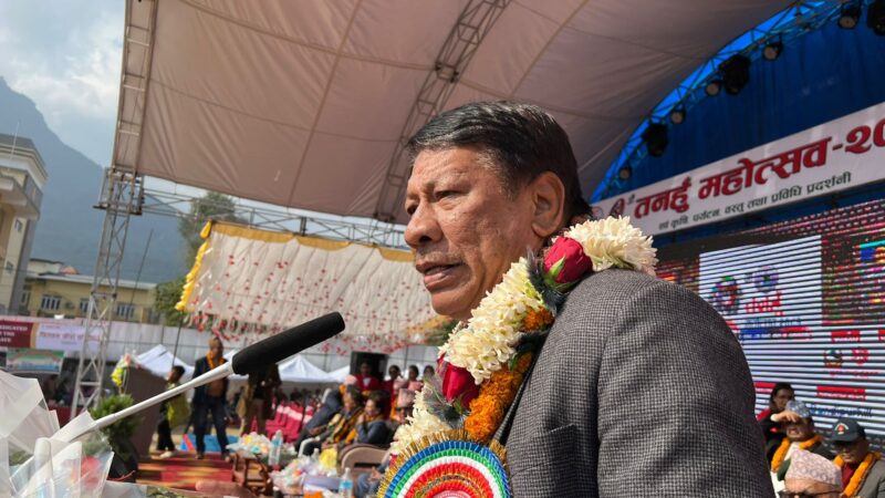 जिल्लाका मन्त्री नल्याई हेलिकप्टर चढाएर बाहिरका मन्त्री महाेत्सव उद्घाटन गर्न ल्याएपछि सनसनी !