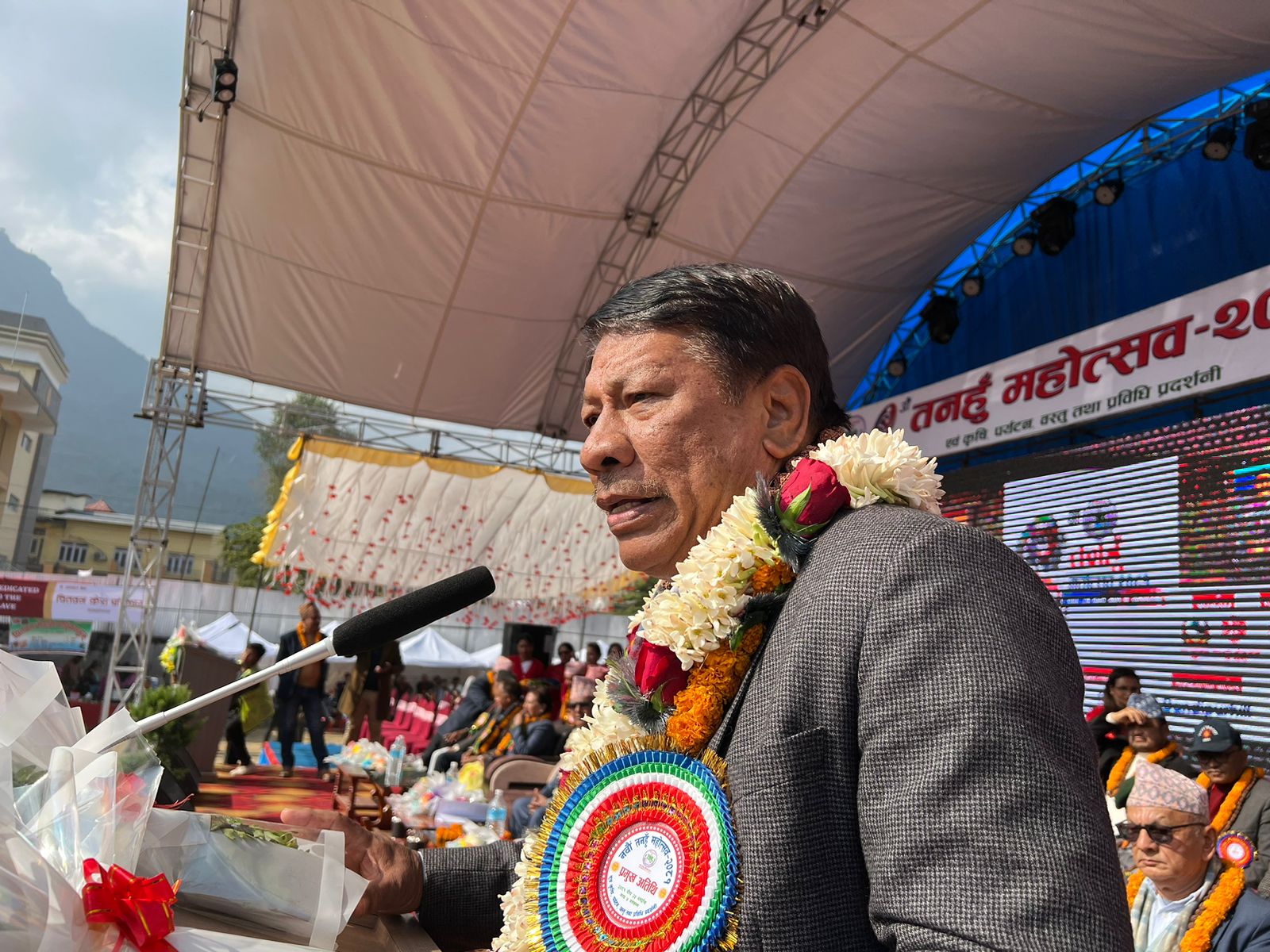 जिल्लाका मन्त्री नल्याई हेलिकप्टर चढाएर बाहिरका मन्त्री महाेत्सव उद्घाटन गर्न ल्याएपछि सनसनी !