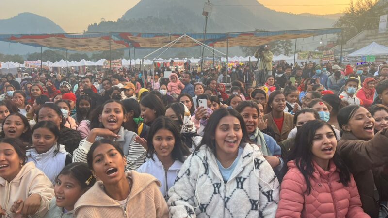 गायक बद्री पँगेनी र एलिना चौहानको प्रस्तुतिमा तनहुँ महोत्सवमा झुमे दर्शक