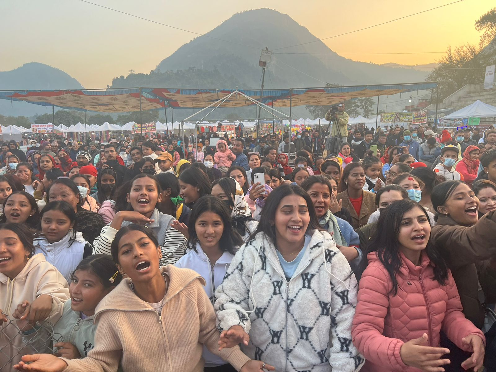 गायक बद्री पँगेनी र एलिना चौहानको प्रस्तुतिमा तनहुँ महोत्सवमा झुमे दर्शक