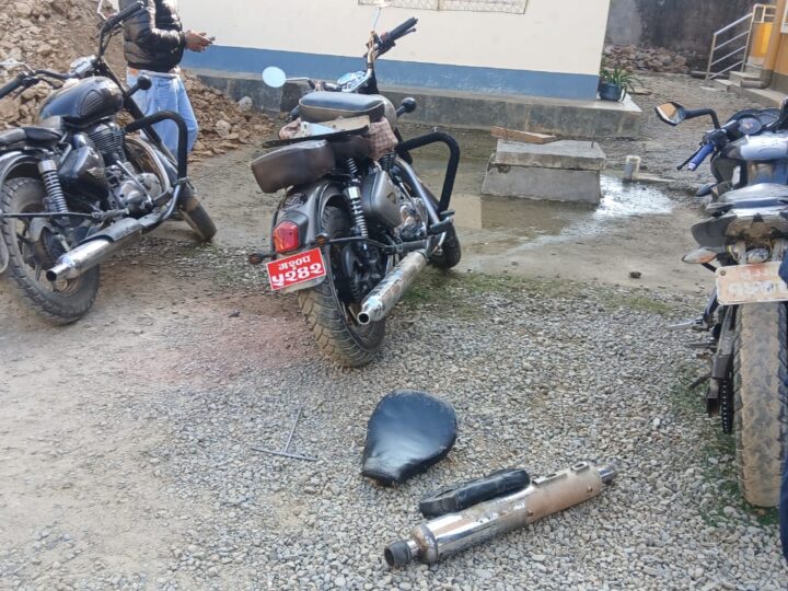 चर्को आवाज निकाल्ने माेटरसाइकललाइ तनहुँ ट्राफिककाे कारबाही !