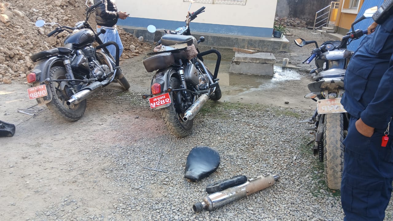चर्को आवाज निकाल्ने माेटरसाइकललाइ तनहुँ ट्राफिककाे कारबाही !