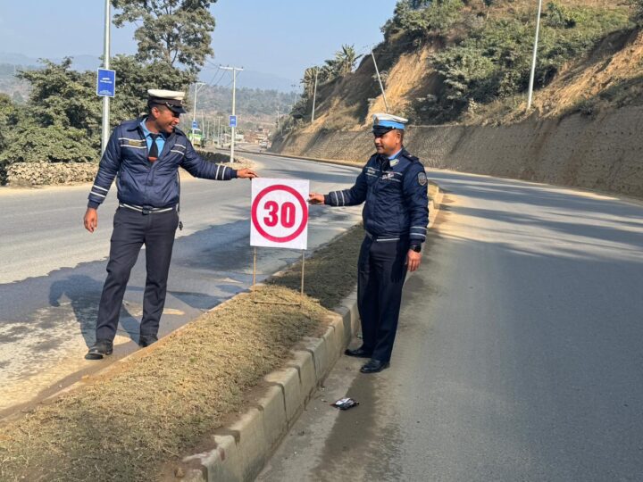 दुर्घटना न्युनिकरणकाे लागि तनहुँ ट्राफिकले राख्यो राजमार्गमा संकेत बाेर्ड !