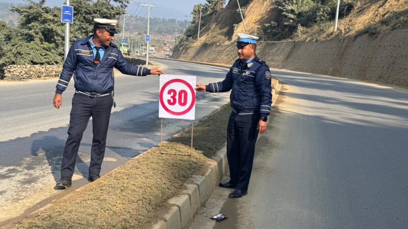 दुर्घटना न्युनिकरणकाे लागि तनहुँ ट्राफिकले राख्यो राजमार्गमा संकेत बाेर्ड !