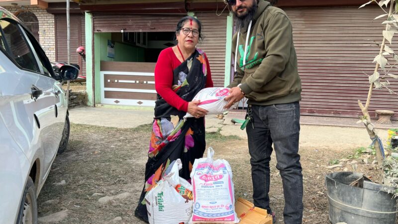 जन्मदिनको अवसरमा अधिकारीले गरे जेष्ठ नागरिक आश्रमलाइ खाद्यान्न सहयोग