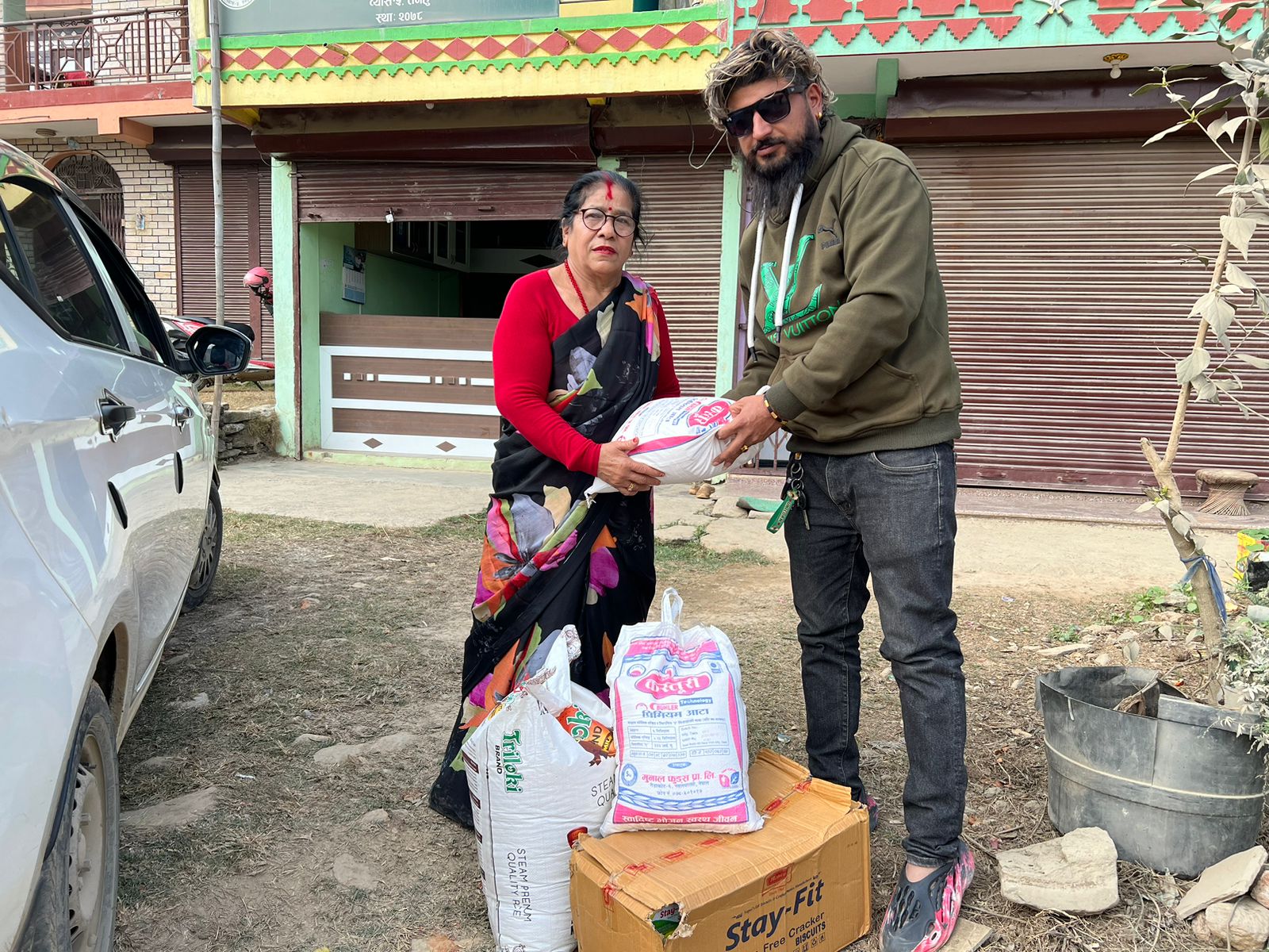जन्मदिनको अवसरमा अधिकारीले गरे जेष्ठ नागरिक आश्रमलाइ खाद्यान्न सहयोग