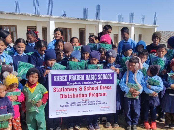 प्रभा आधारभुत बिद्यालय म्याग्दे ६ का बिद्यार्थीलाई न्यानो कपडा तथा स्टेसनरी सामाग्री वितरण