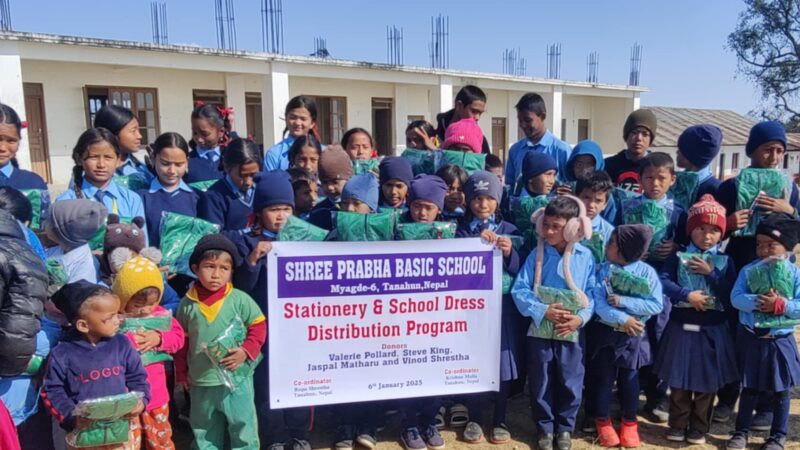 प्रभा आधारभुत बिद्यालय म्याग्दे ६ का बिद्यार्थीलाई न्यानो कपडा तथा स्टेसनरी सामाग्री वितरण