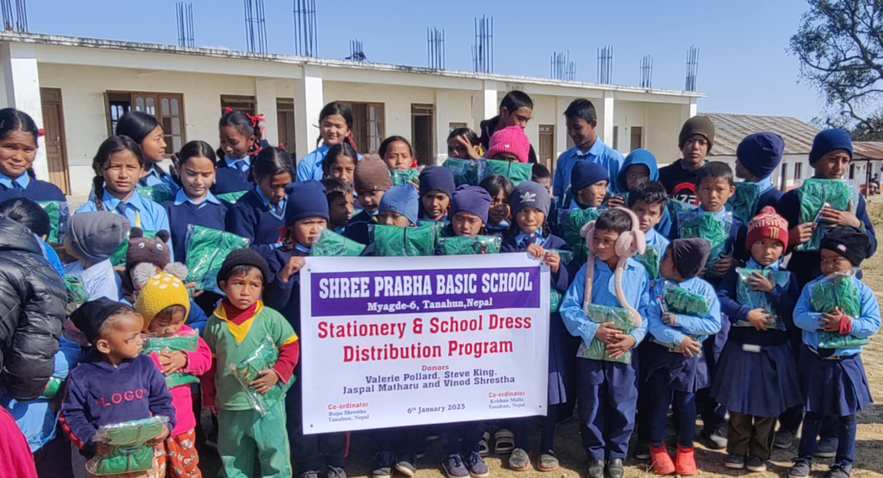 प्रभा आधारभुत बिद्यालय म्याग्दे ६ का बिद्यार्थीलाई न्यानो कपडा तथा स्टेसनरी सामाग्री वितरण
