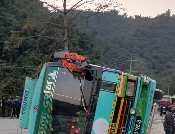 पृथ्वीराजमार्ग स्थित सेरामा दुईवटा बस ठाेक्किँदा एकजनाको हात चुँड्याे