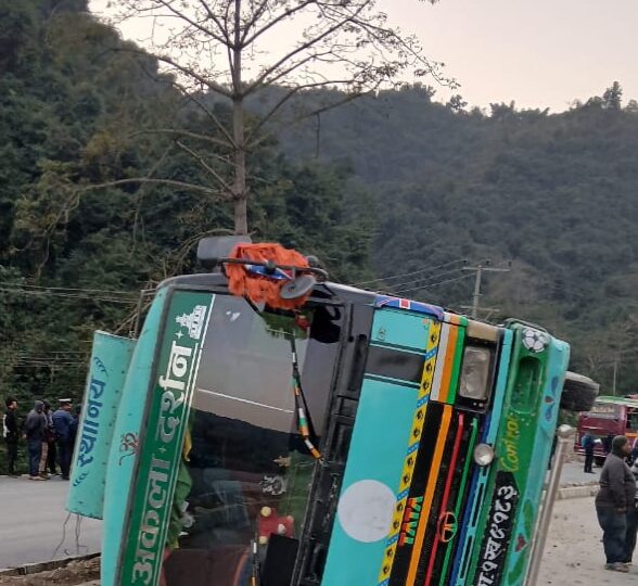 पृथ्वीराजमार्ग स्थित सेरामा दुईवटा बस ठाेक्किँदा एकजनाको हात चुँड्याे
