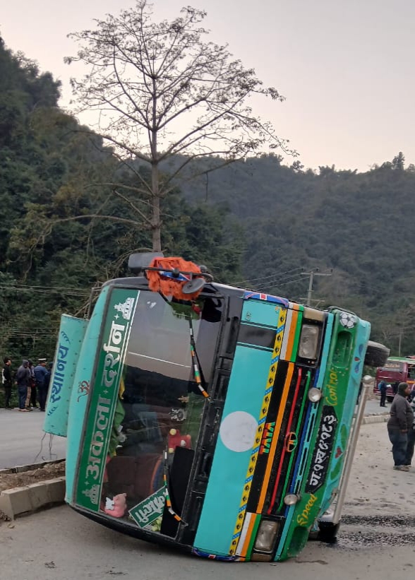 पृथ्वीराजमार्ग स्थित सेरामा दुईवटा बस ठाेक्किँदा एकजनाको हात चुँड्याे