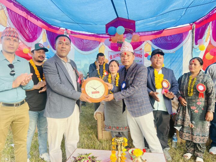 गाउँ बेशी युवा क्लब ऋषिङ्ग द्वारा बिद्यालयलाई १९ थान भित्ते घडी सहयोग