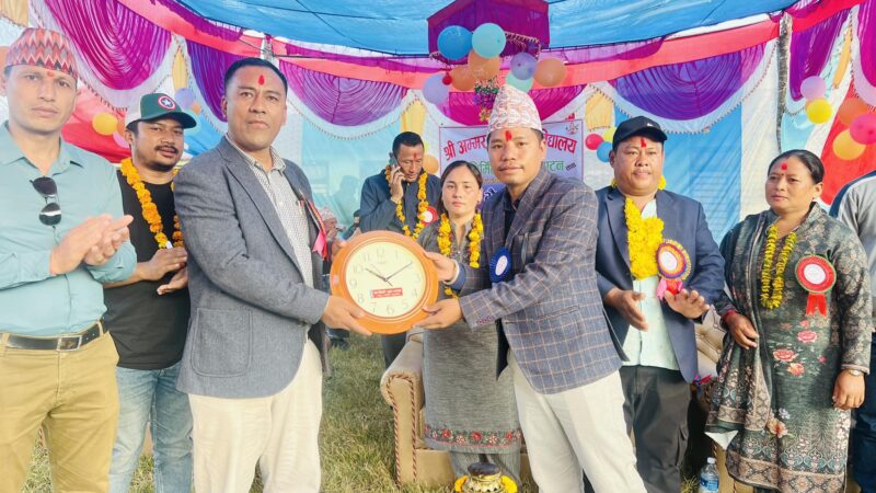 गाउँ बेशी युवा क्लब ऋषिङ्ग द्वारा बिद्यालयलाई १९ थान भित्ते घडी सहयोग