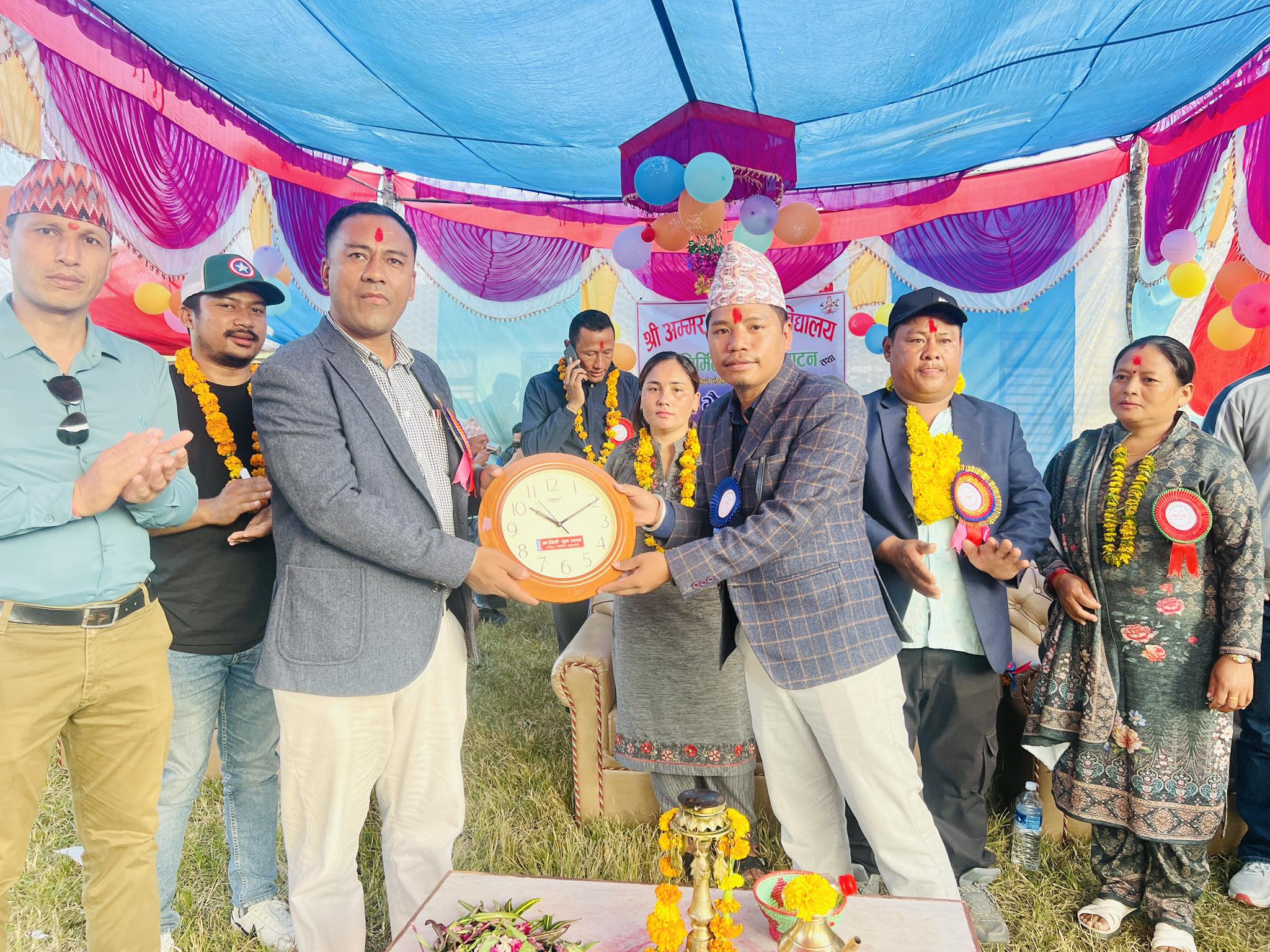 गाउँ बेशी युवा क्लब ऋषिङ्ग द्वारा बिद्यालयलाई १९ थान भित्ते घडी सहयोग