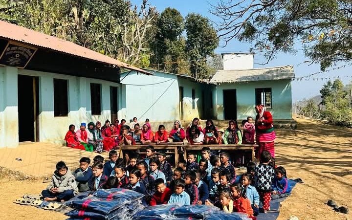 डुम्रे सहकारीको वार्षिकोत्सबमा विद्यालयमा पाेशाक र खाजा वितरण