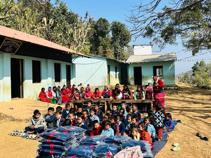 डुम्रे सहकारीको वार्षिकोत्सबमा विद्यालयमा पाेशाक र खाजा वितरण