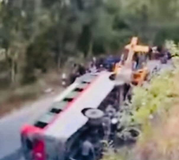 काठमाडौंमा स्कुल बस दुर्घटना हुँदा दुई बिद्यार्थीकाे मृत्यु
