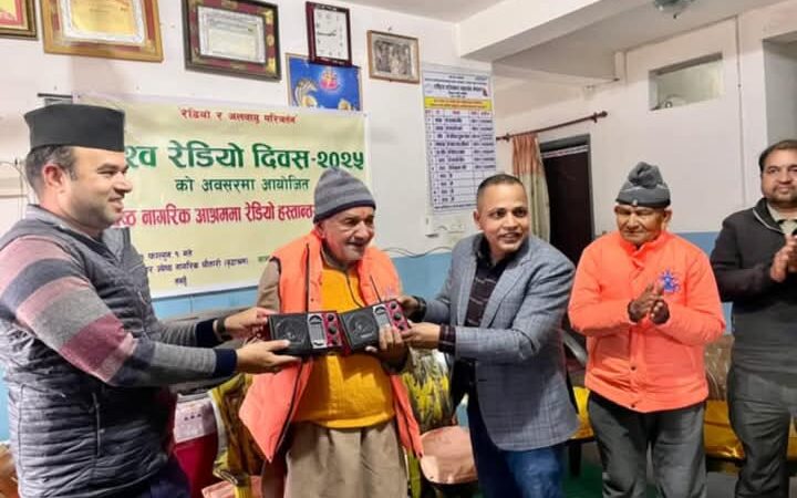 विश्व रेडियो दिवसका अवसरमा जेष्ठनागरिक लाई रेडियो हस्तान्तरण