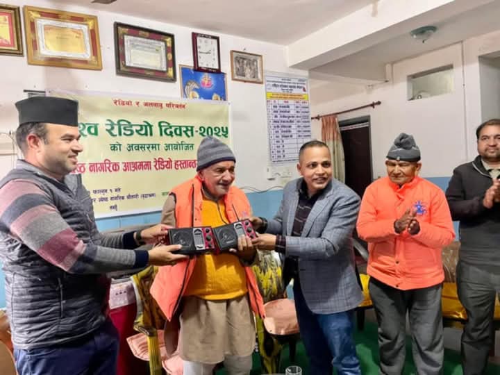 विश्व रेडियो दिवसका अवसरमा जेष्ठनागरिक लाई रेडियो हस्तान्तरण