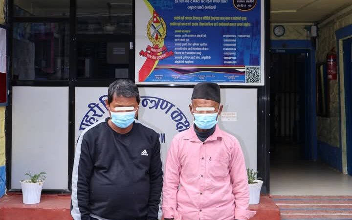आँँबुखैरेनी प्रहरी द्वारा बन्दुक सहित दुई जना पक्राउ