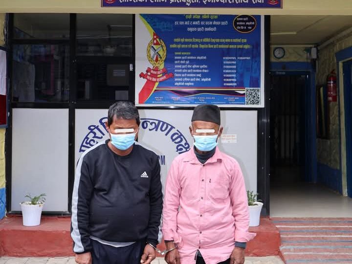 आँँबुखैरेनी प्रहरी द्वारा बन्दुक सहित दुई जना पक्राउ