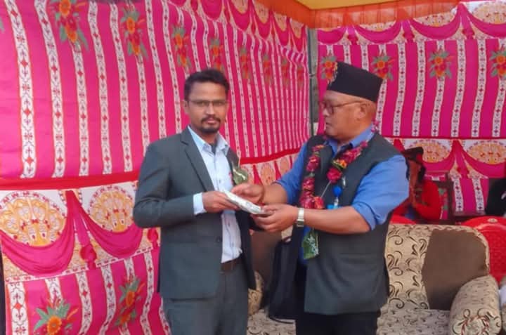 प्रधानाध्यापक सिद्धान्त द्वारा अरुण मा. वि. मा १ लाखको अक्षयकोष स्थापना
