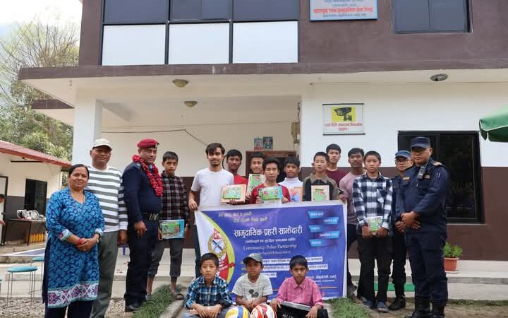 सुरक्षा सचेतना सँगै शैक्षिक सामाग्री सहयोग गर्दै इन्स्पेक्टर सुवेदी नेतृत्वको आँँबुखैरेनी प्रहरी