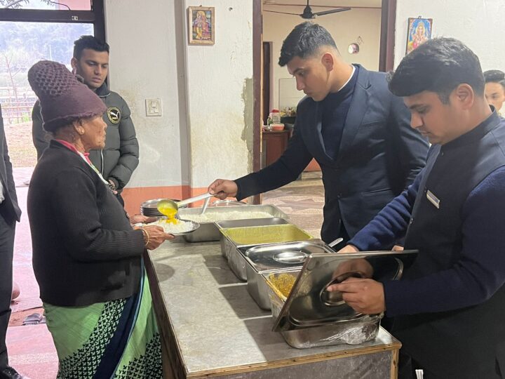 सिद्धार्थ हस्पिटालिटी स्थापनाकाे अवसरमा आश्रमका जेष्ठ नागरिकलाई भाेजन