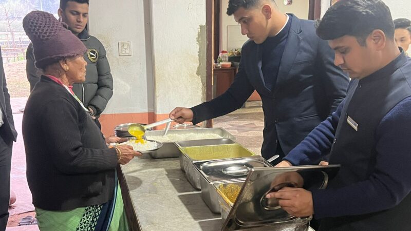 सिद्धार्थ हस्पिटालिटी स्थापनाकाे अवसरमा आश्रमका जेष्ठ नागरिकलाई भाेजन