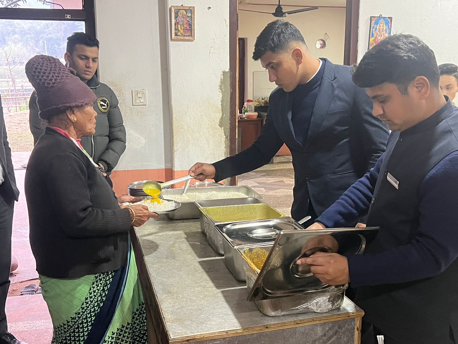 सिद्धार्थ हस्पिटालिटी स्थापनाकाे अवसरमा आश्रमका जेष्ठ नागरिकलाई भाेजन