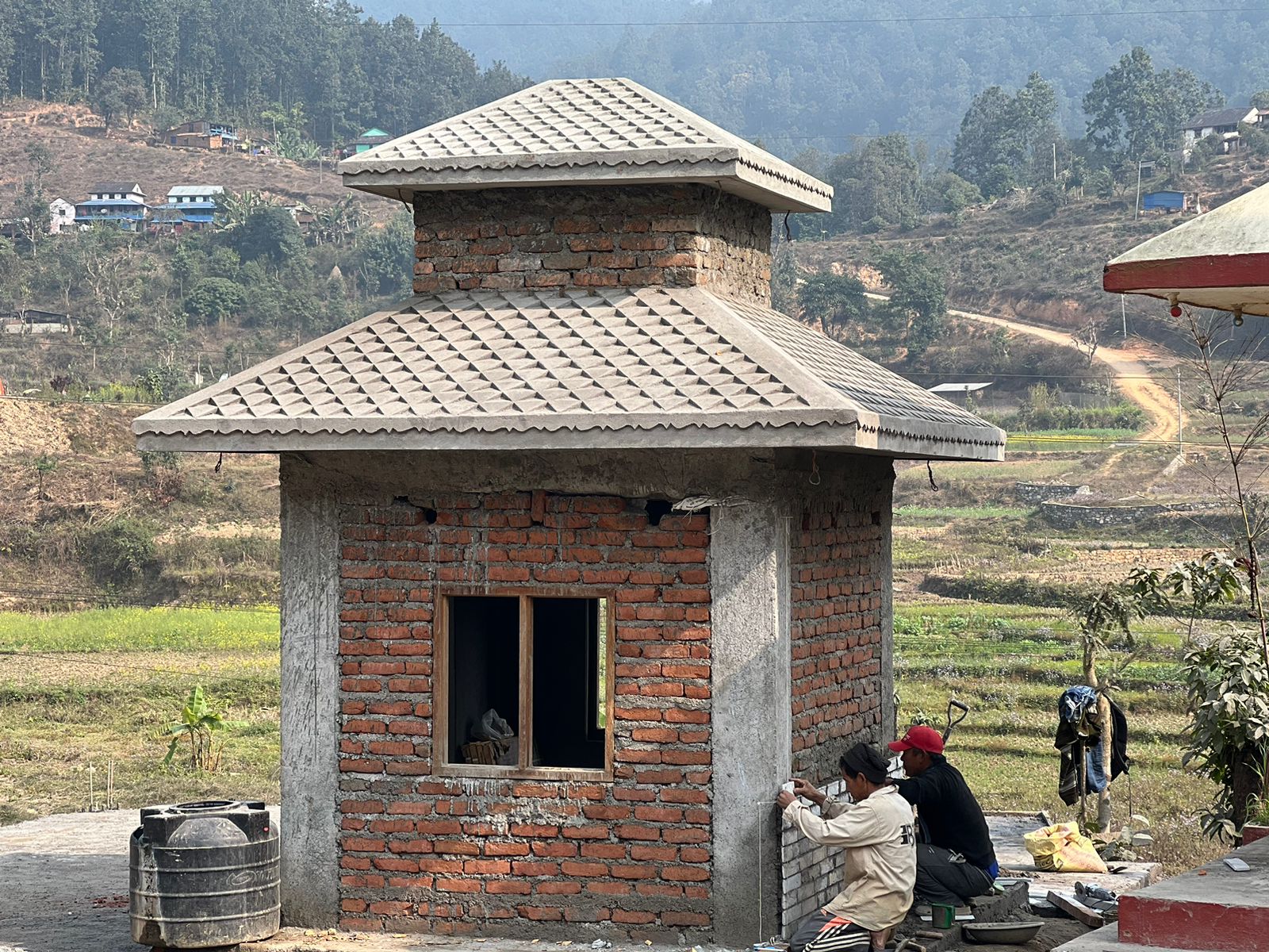 गुणादीमा बन्दै गरेको शिवालय मन्दिर निर्माणकाे काम अन्तिम चरणमा