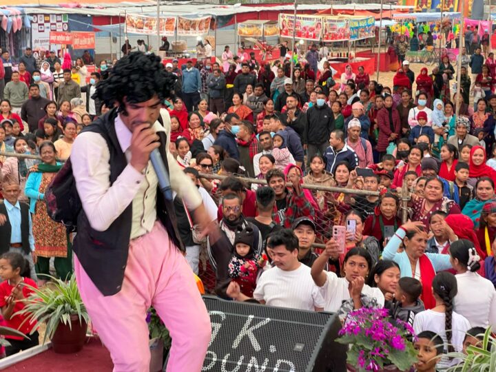 जड्याहाकाे भेषमा देखिने ख्यातिप्राप्त लाेकगायक रविले शुक्लागण्डकी महाेत्सवमा उधुम मच्चाए