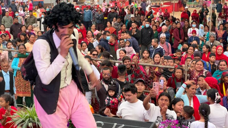 जड्याहाकाे भेषमा देखिने ख्यातिप्राप्त लाेकगायक रविले शुक्लागण्डकी महाेत्सवमा उधुम मच्चाए