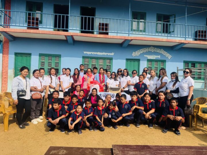 साैन्दर्य व्यवसायी संघ तनहुँकाे स्थापना दिवसमा बिद्यालयलाई सहयोग