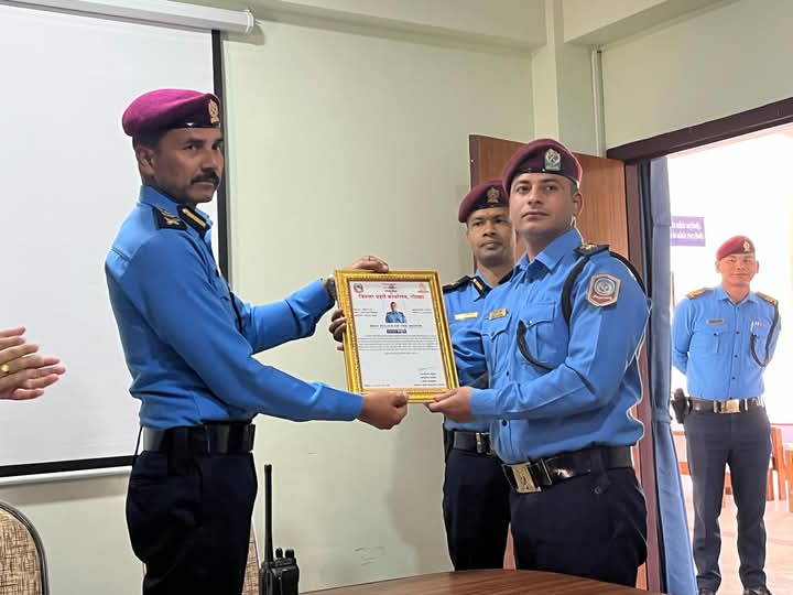 गाेरखामा कार्यरत सइ मिलन पन्थ फागुन महिनाको बेस्ट पुलिस अफ द मन्थ घाेषीत